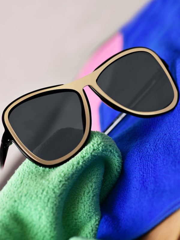 Celebrity Black Polycarbonate Frame With Black UV Protected Lens Oversized Sunglasses for Women_438-BK
