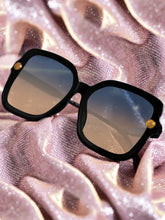 Celebrity Black Polycarbonate Frame With Grey UV Protected Lens Oversized Sunglasses for Women_6948-BK